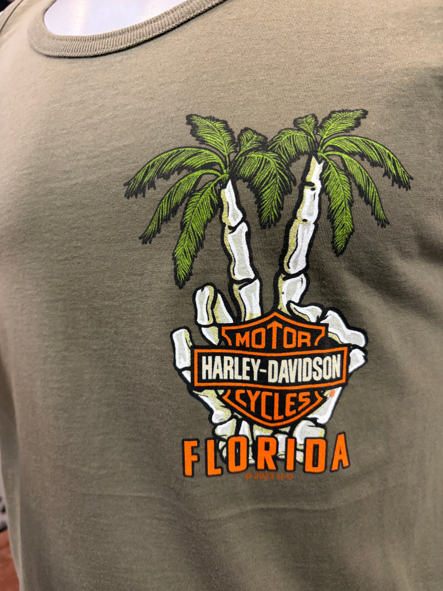 Dealer Wave Skull Tank Top in Grape Leaf